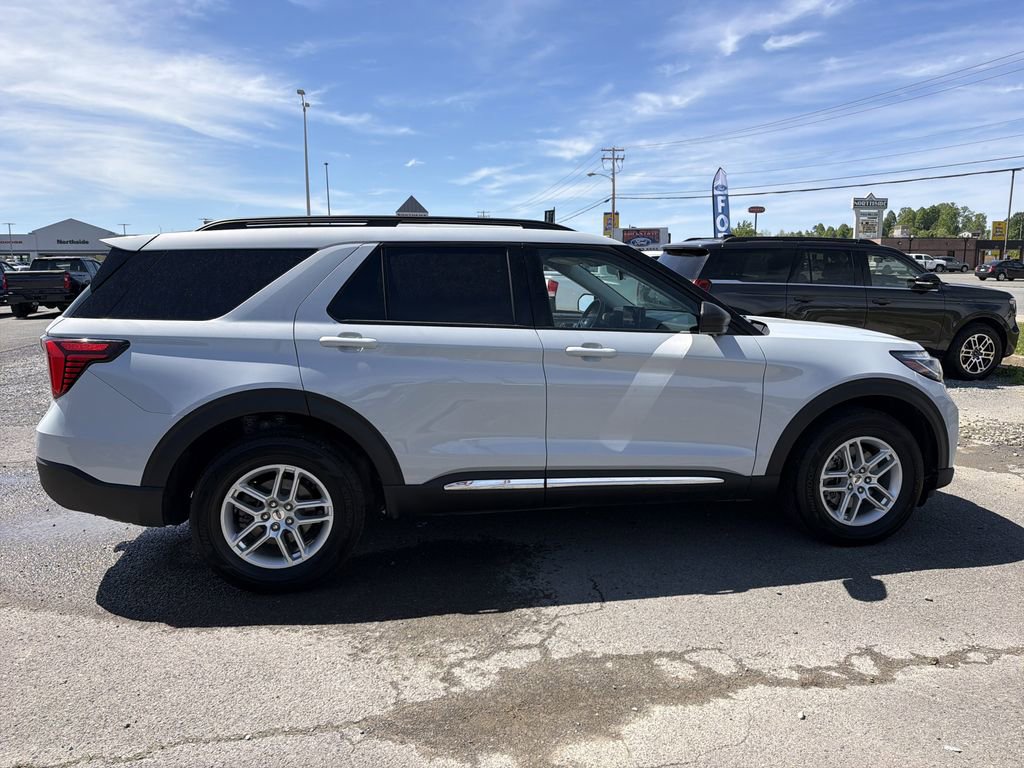 Used 2025 Ford Explorer Active AWD/4WD image 5
