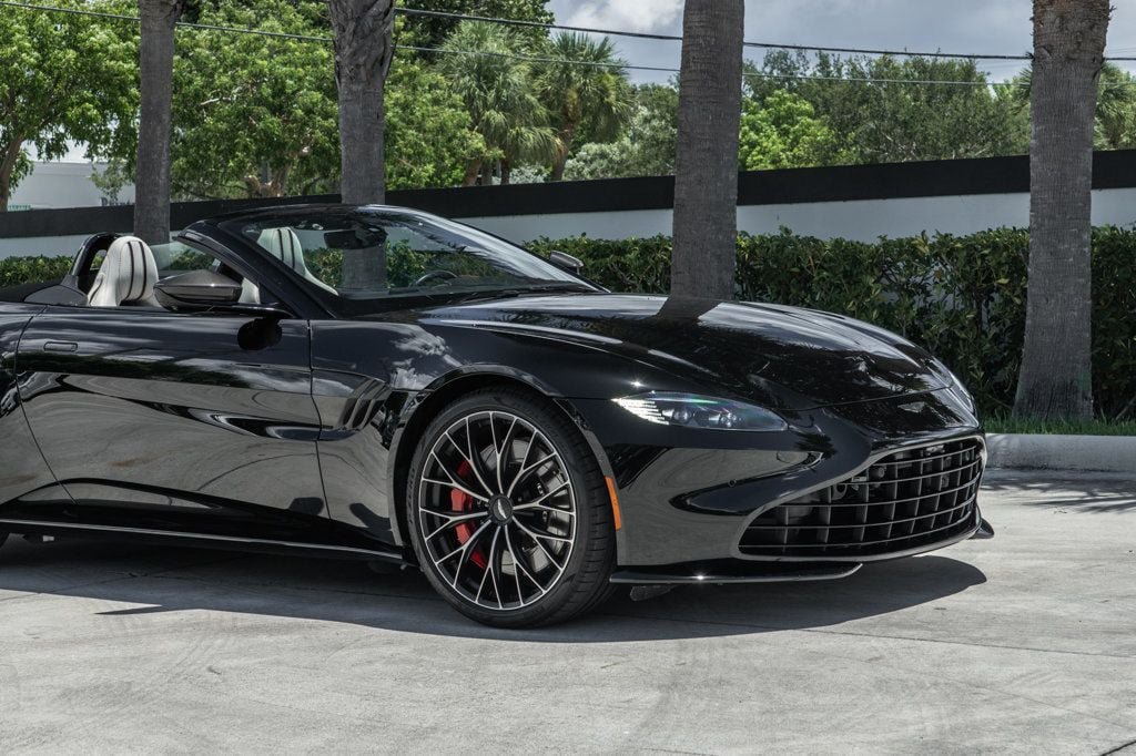 Used 2022 Aston Martin V8 Vantage Roadster RWD image 11