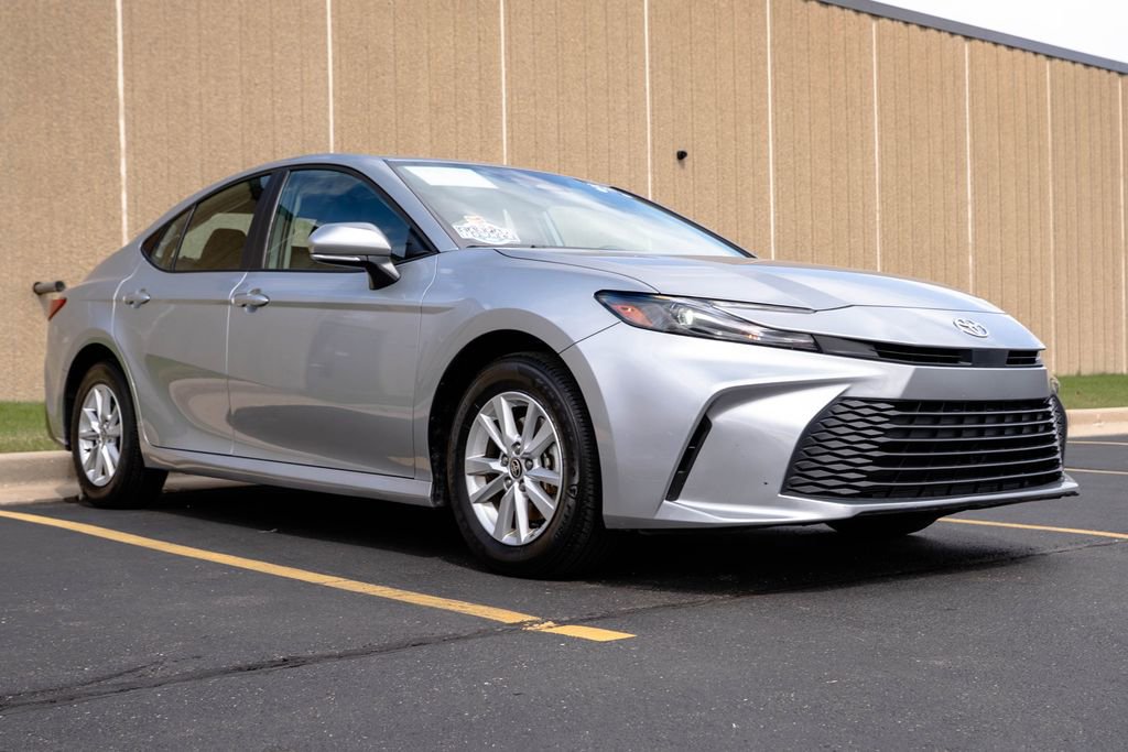 Used 2025 Toyota Camry LE AWD/4WD image 2
