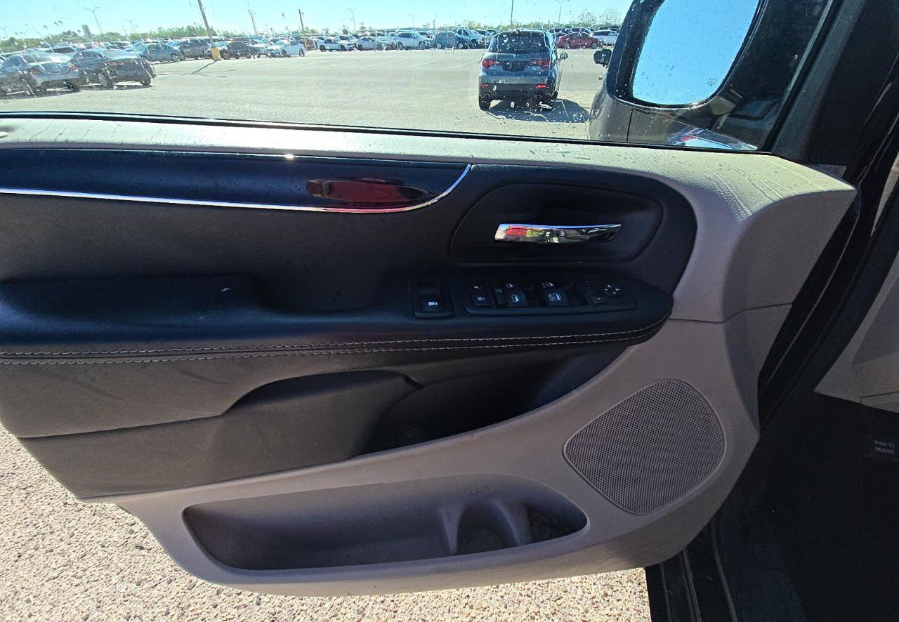 Used 2017 Dodge Grand Caravan SXT FWD image 13