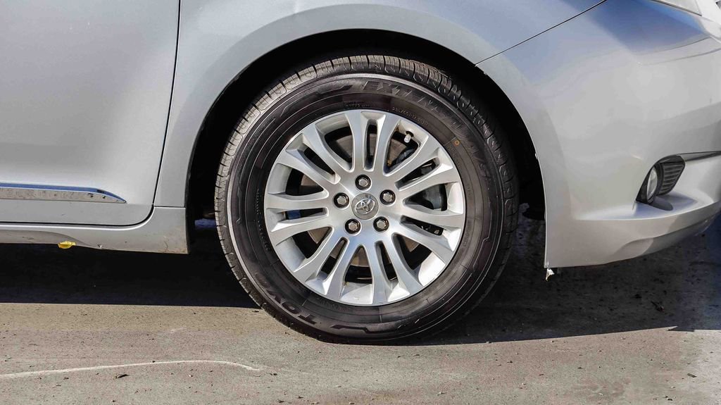 Used 2014 Toyota Sienna L image 11