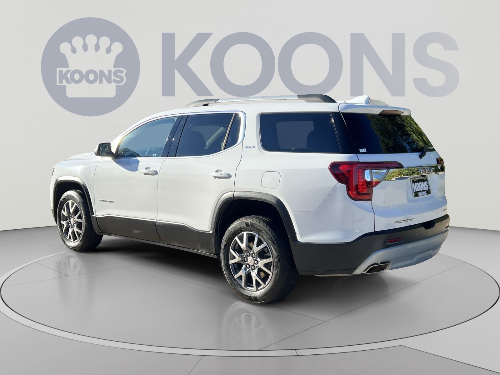 Used 2023 GMC Acadia SLT AWD/4WD image 4
