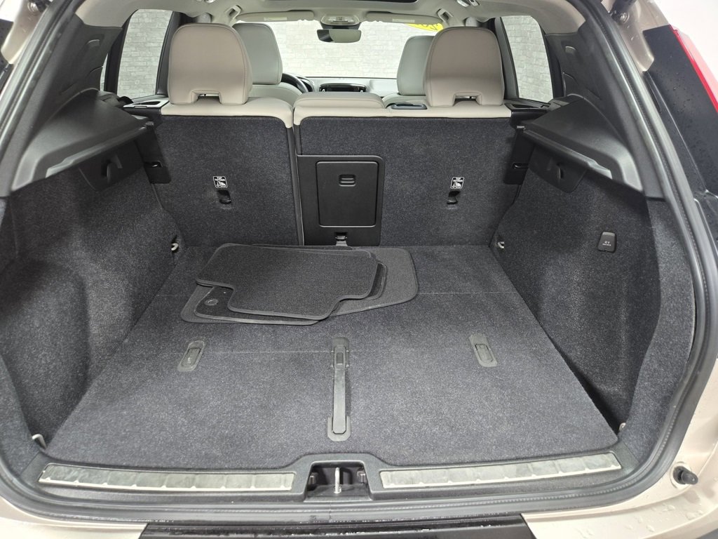 Used 2024 Volvo XC40 B5 Plus image 43