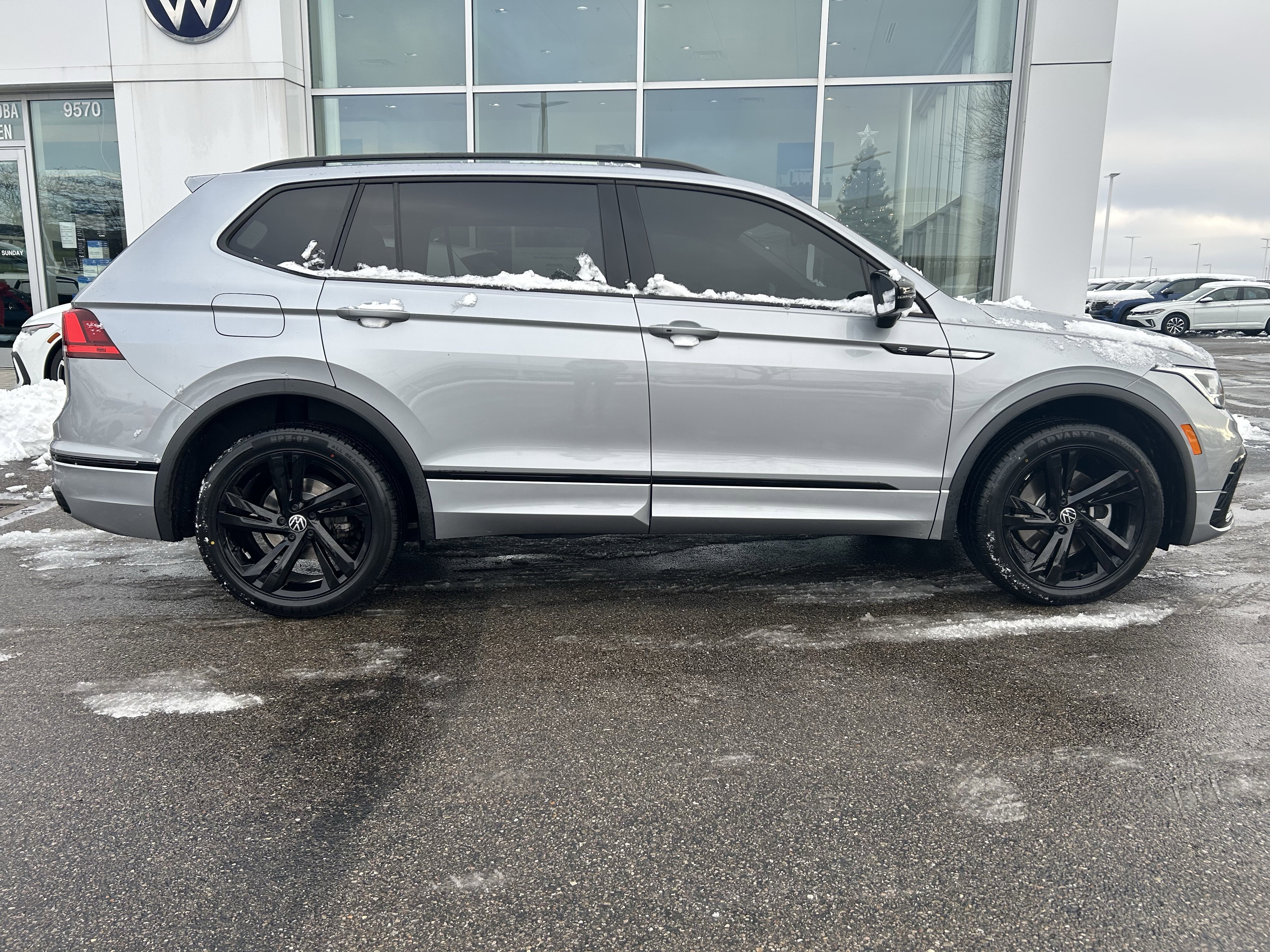 Certified 2023 Volkswagen Tiguan SE R-Line image 8