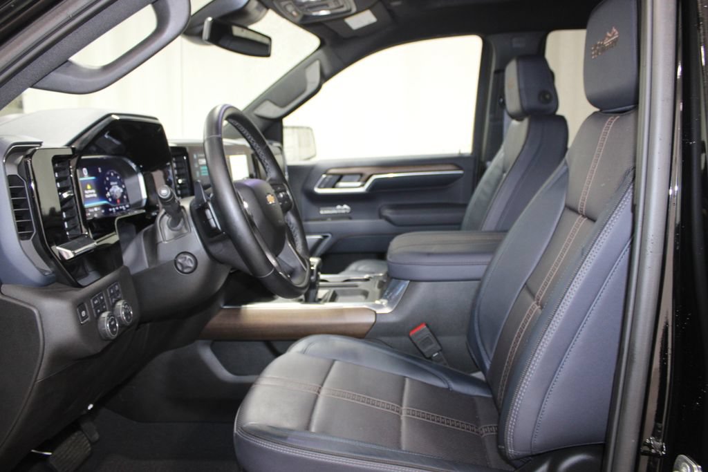 Used 2025 Chevrolet Silverado 1500 High Country AWD/4WD image 24