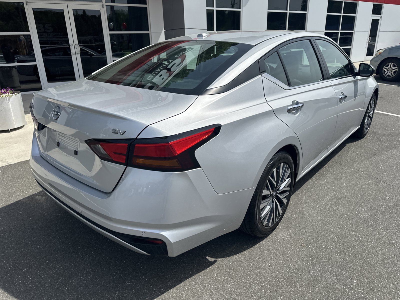 Used 2024 Nissan Altima 2.5 SV FWD image 8