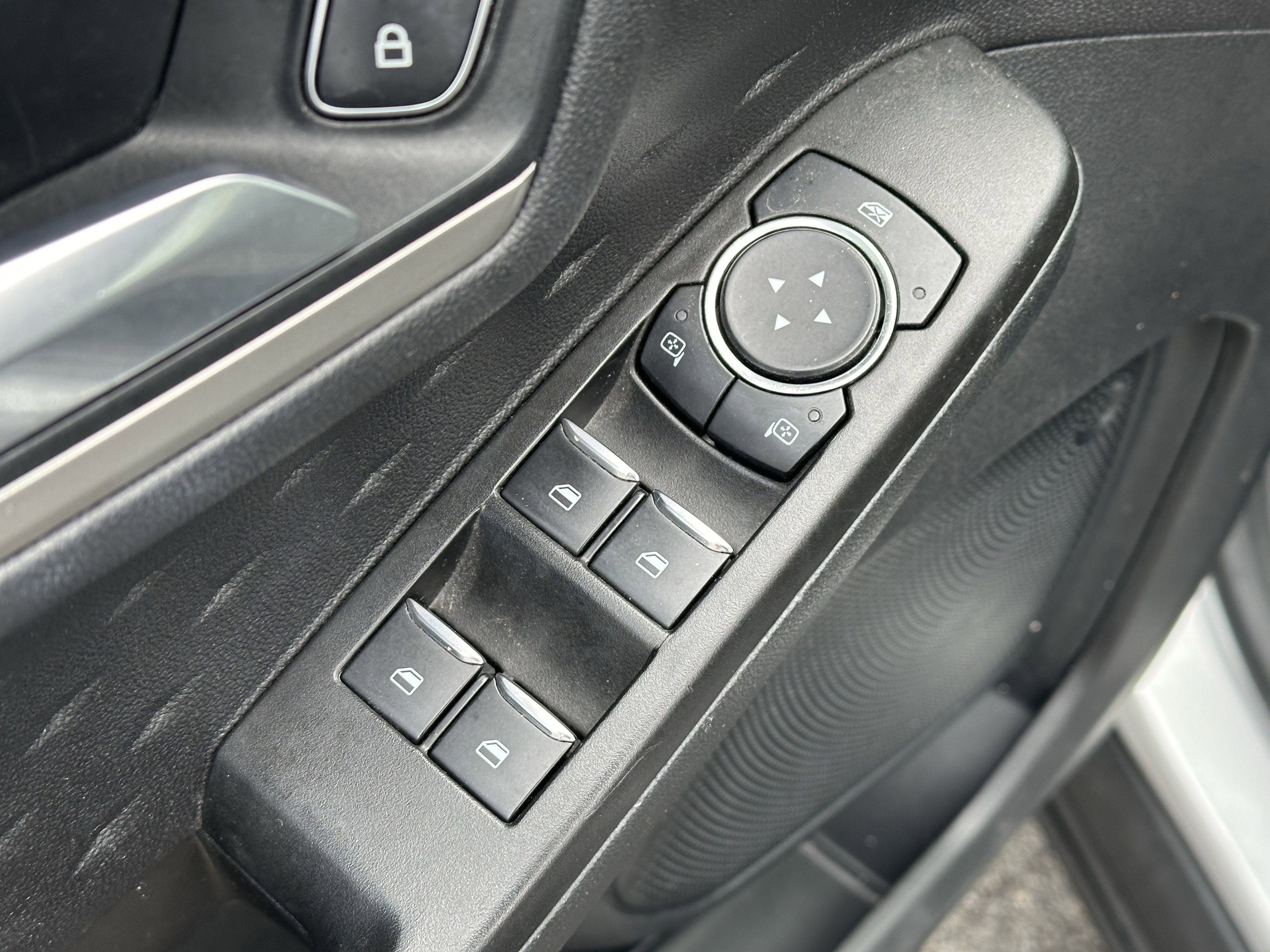 Used 2020 Ford Escape SE image 21