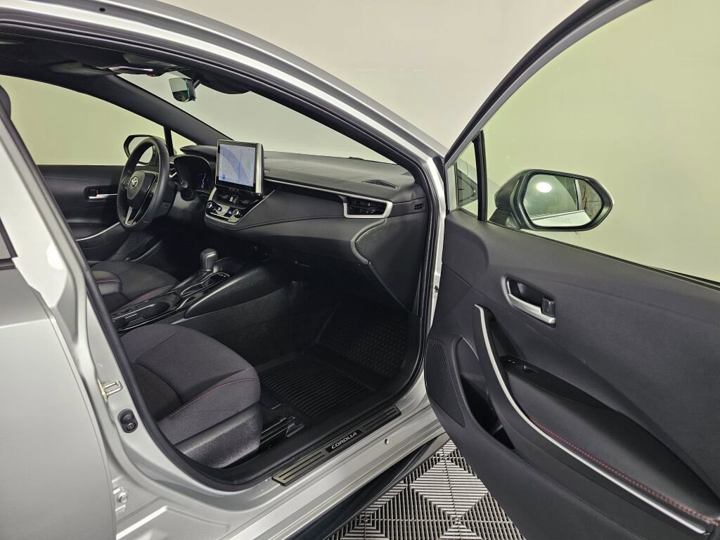 Used 2025 Toyota Corolla SE w/ SE Premium Package image 37