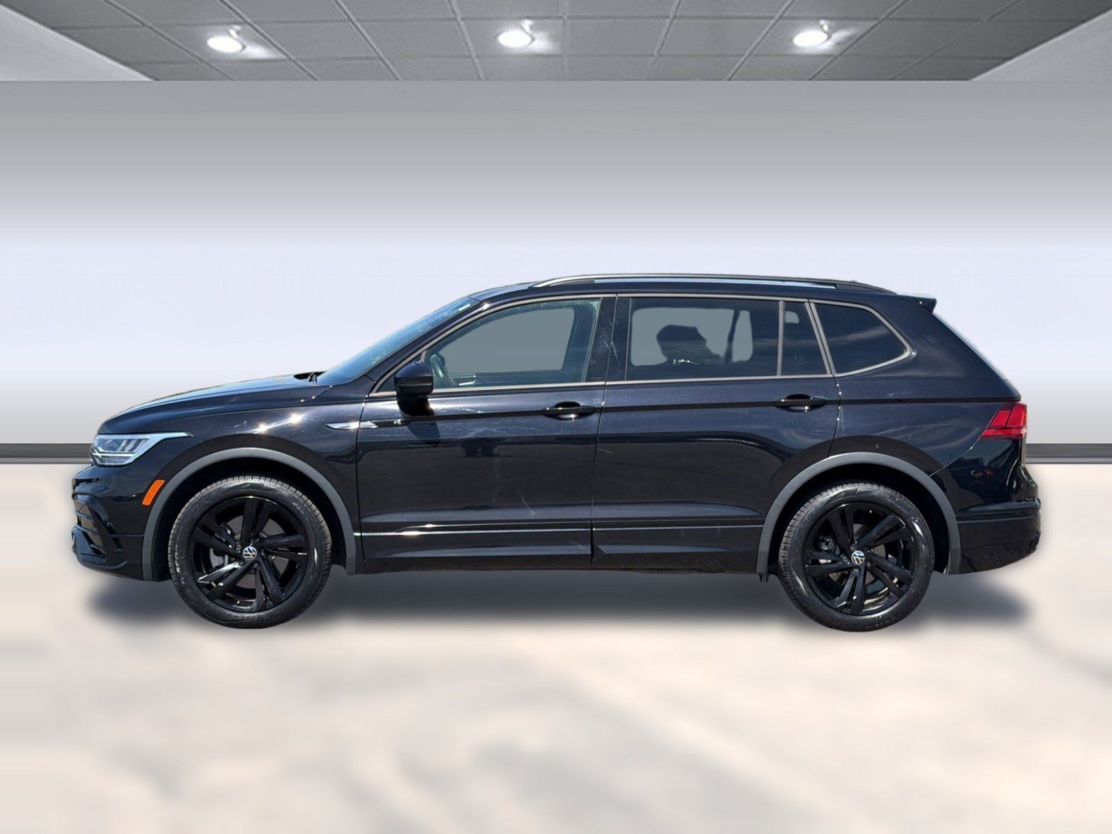 Used 2023 Volkswagen Tiguan SE R-Line FWD image 2