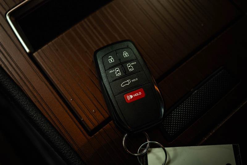 Used 2023 Toyota Sienna XLE w/ XLE Plus Package FWD image 24