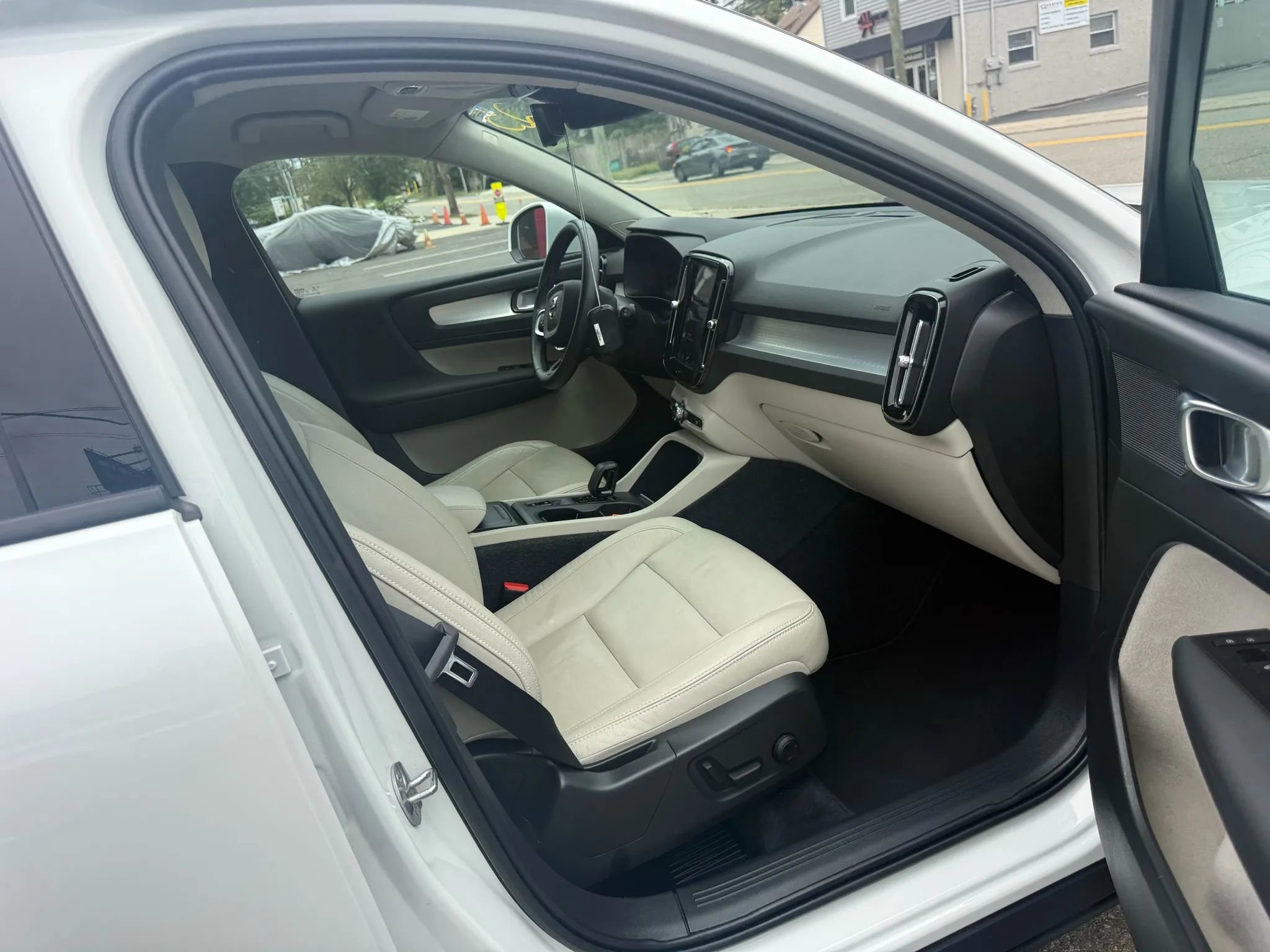 Used 2022 Volvo XC40 T5 Momentum image 25