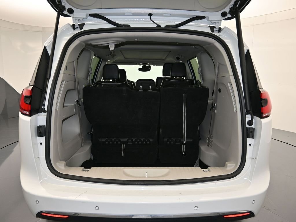 Used 2023 Chrysler Pacifica Limited image 26