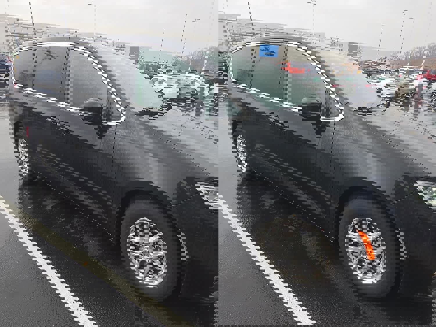 Used 2024 Chrysler Pacifica Touring-L image 3