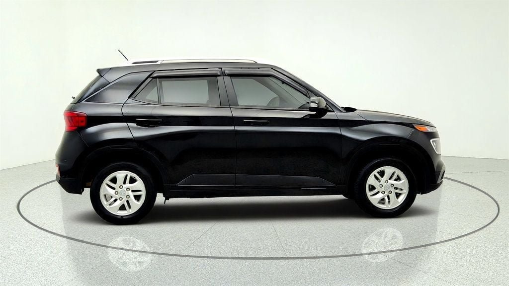 Used 2023 Hyundai Venue FWD image 4