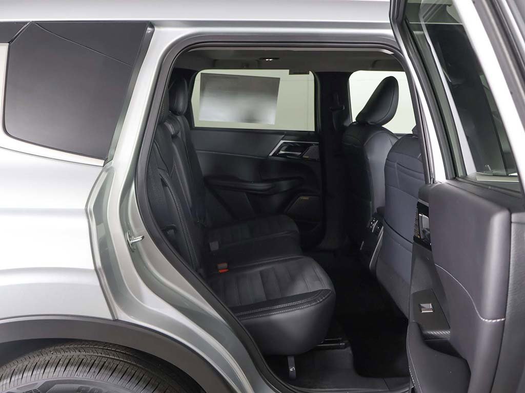 New 2025 Mitsubishi Outlander SE image 37