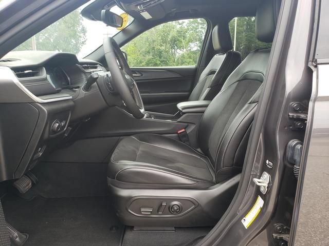 Used 2024 Jeep Grand Cherokee Altitude AWD/4WD image 10