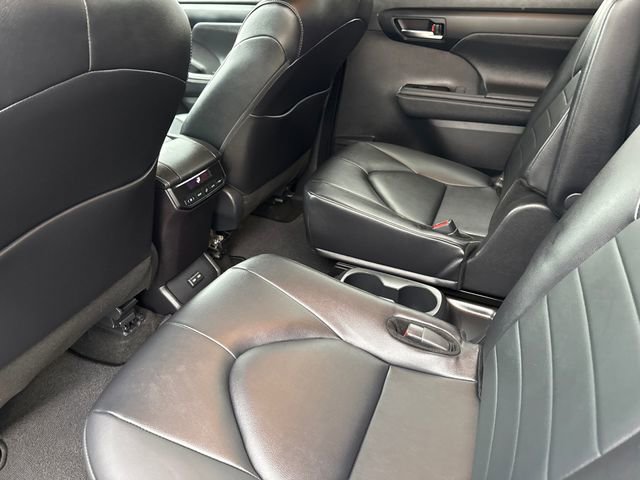 Used 2024 Toyota Highlander XLE AWD/4WD image 19