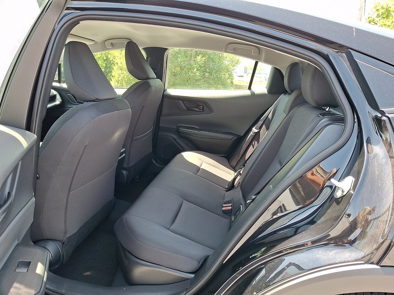 Used 2025 Toyota Prius LE FWD image 11