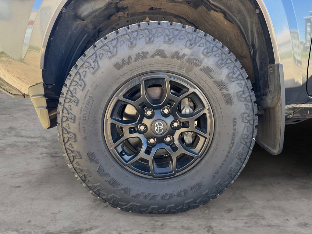Certified 2022 Toyota Tacoma SR5 AWD/4WD image 9