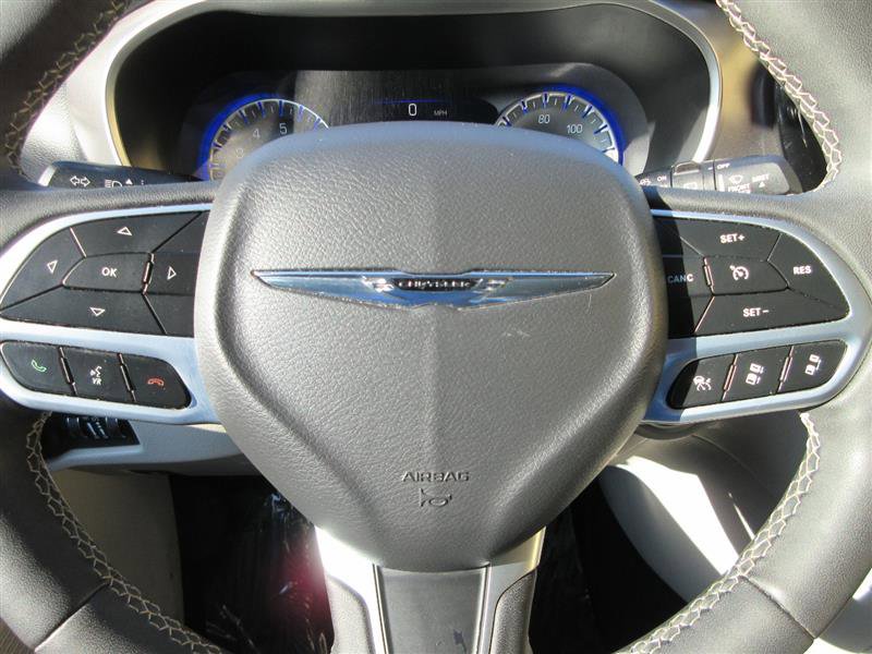 Used 2023 Chrysler Pacifica Touring-L FWD image 15