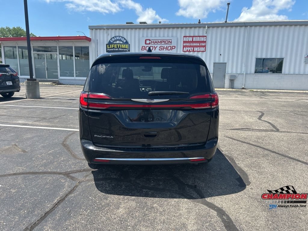 Used 2024 Chrysler Pacifica Touring-L FWD image 4