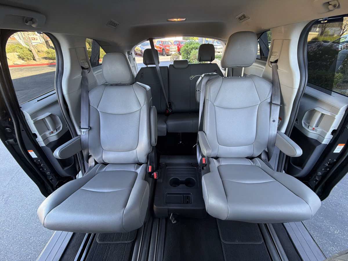Used 2024 Toyota Sienna XLE FWD image 32