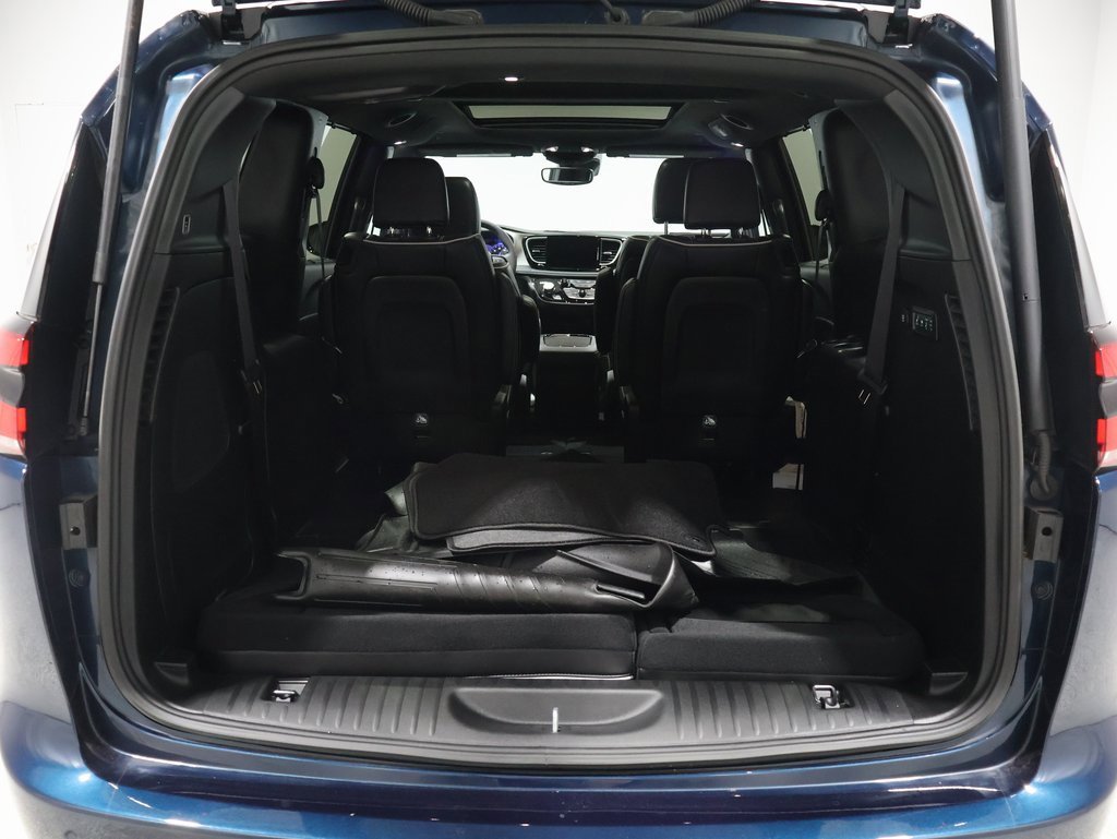 Used 2024 Chrysler Pacifica Limited w/ Uconnect Theater Family Group image 20