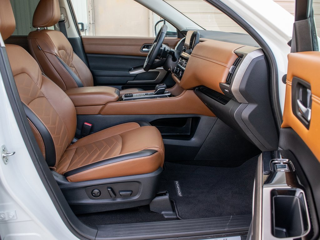 Used 2024 Nissan Pathfinder Platinum image 41
