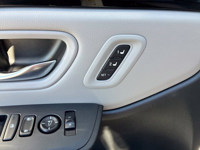 Certified 2025 Honda Pilot Touring image 8
