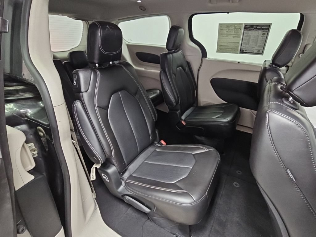 Used 2023 Chrysler Pacifica Touring-L FWD image 34