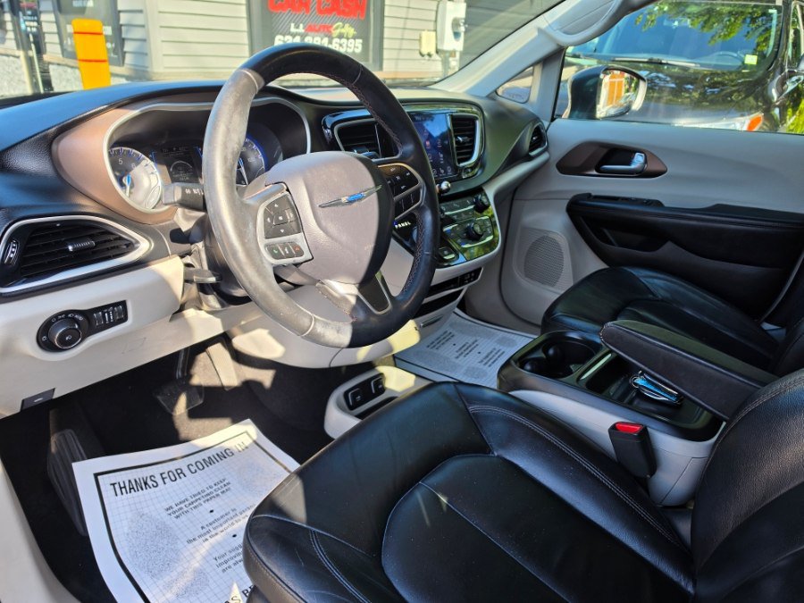 Used 2017 Chrysler Pacifica Touring-L FWD image 14