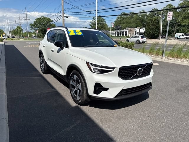 Certified 2025 Volvo XC40 B5 Plus AWD/4WD image 6