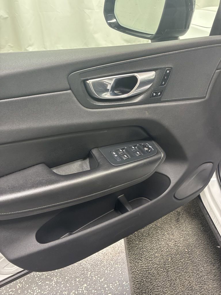 Used 2025 Volvo XC60 B5 Plus image 13