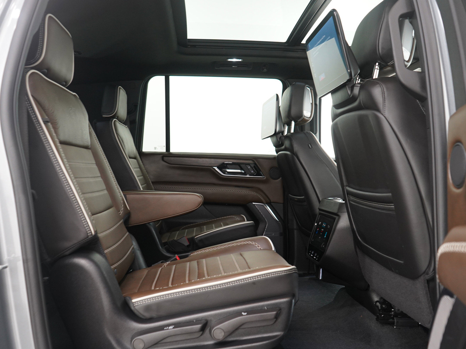 Used 2025 GMC Yukon XL Denali Ultimate w/ LPO, Floor Liner Package AWD/4WD image 13