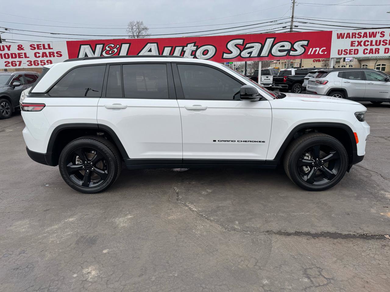 Used 2024 Jeep Grand Cherokee Altitude image 4