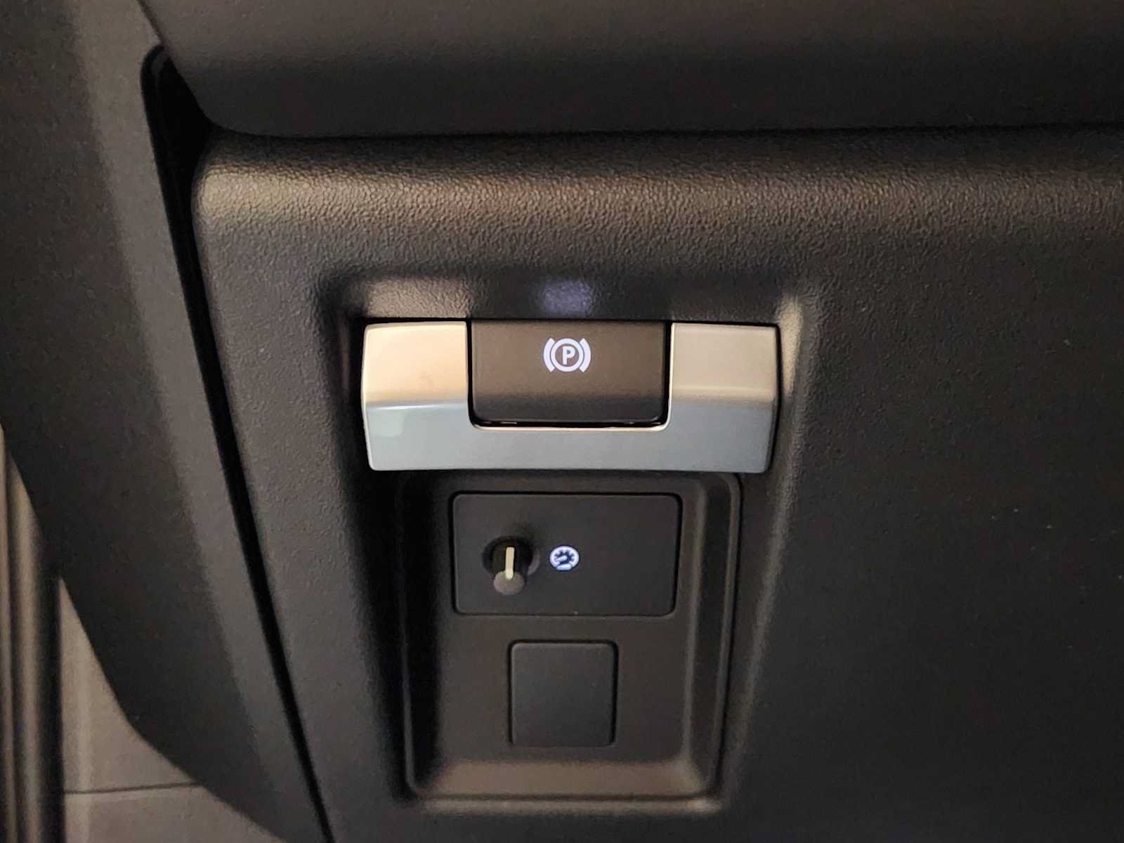 New 2026 Land Rover Defender 110 V8 AWD/4WD image 36