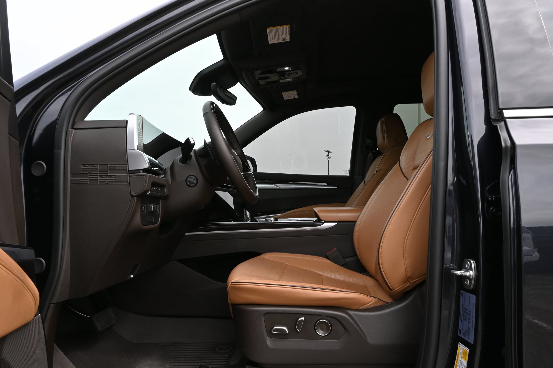 Certified 2025 Cadillac Escalade Premium Luxury AWD/4WD image 18