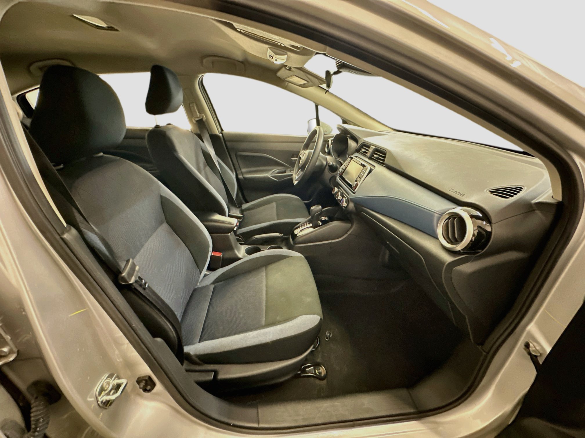 Used 2025 Nissan Versa SV FWD image 31