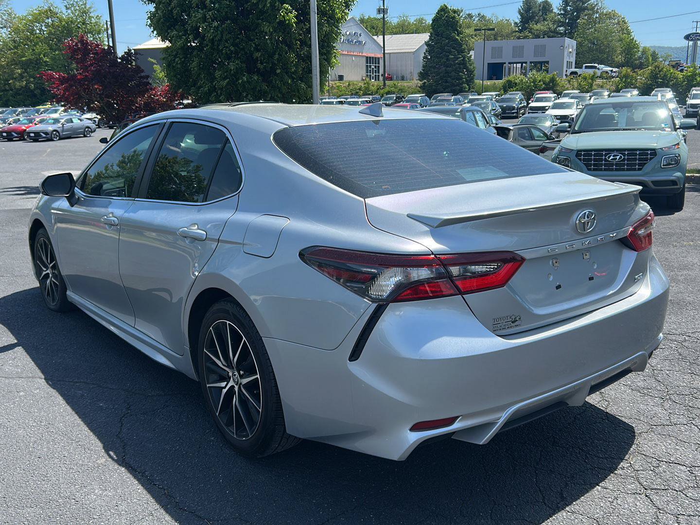 Used 2024 Toyota Camry SE FWD image 3