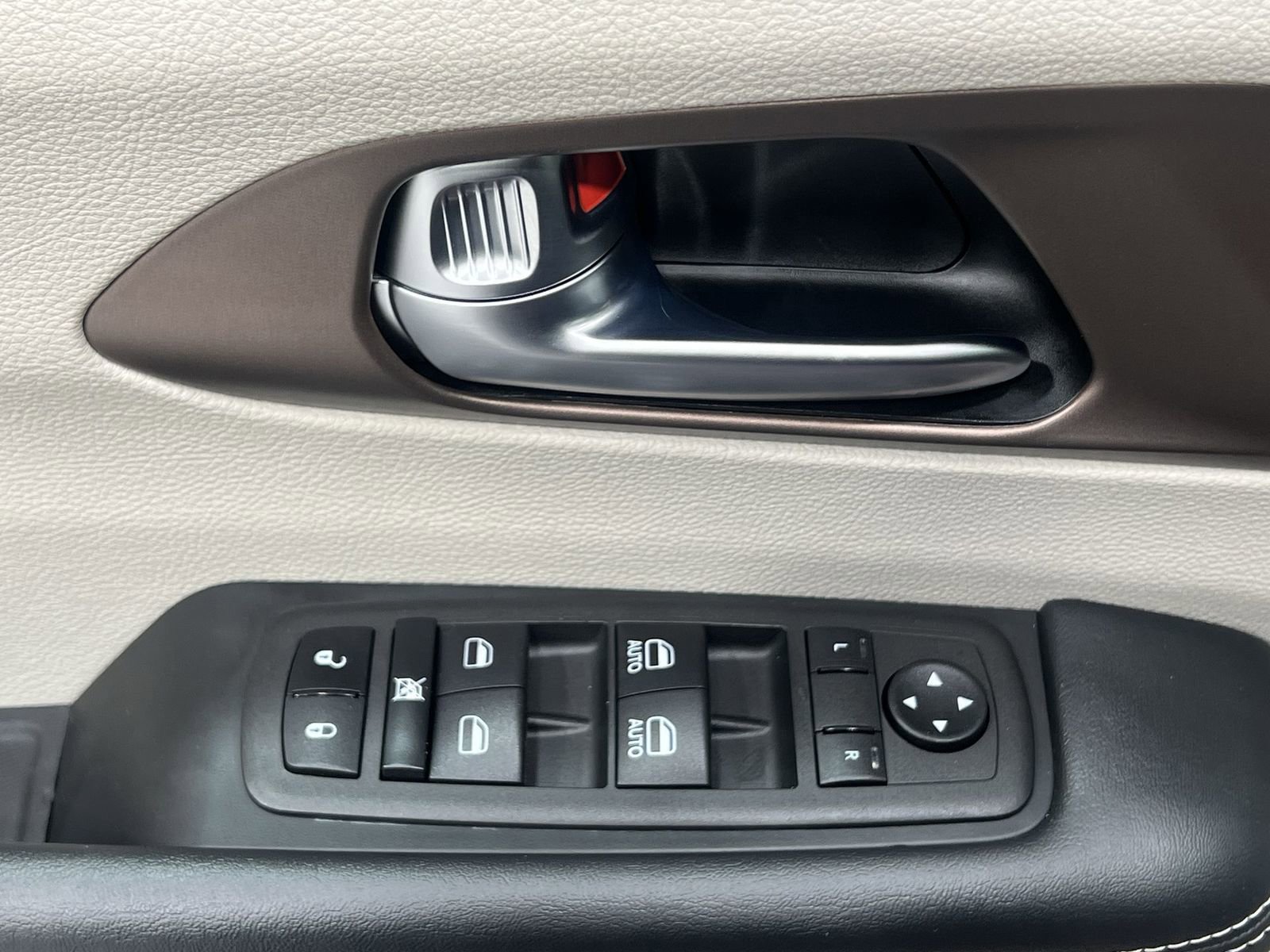 Used 2023 Chrysler Voyager LX FWD image 13