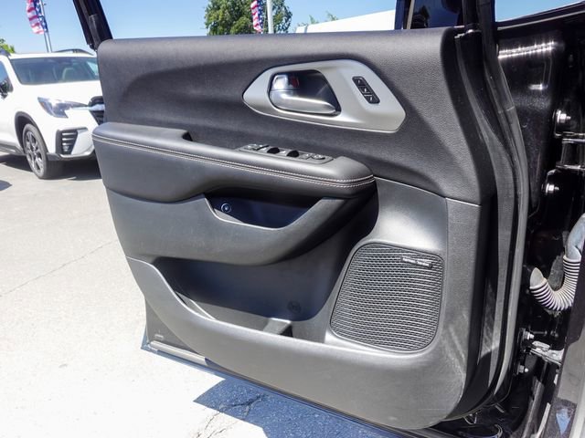 Used 2023 Chrysler Pacifica Limited w/ Uconnect Theater Family Group FWD image 17