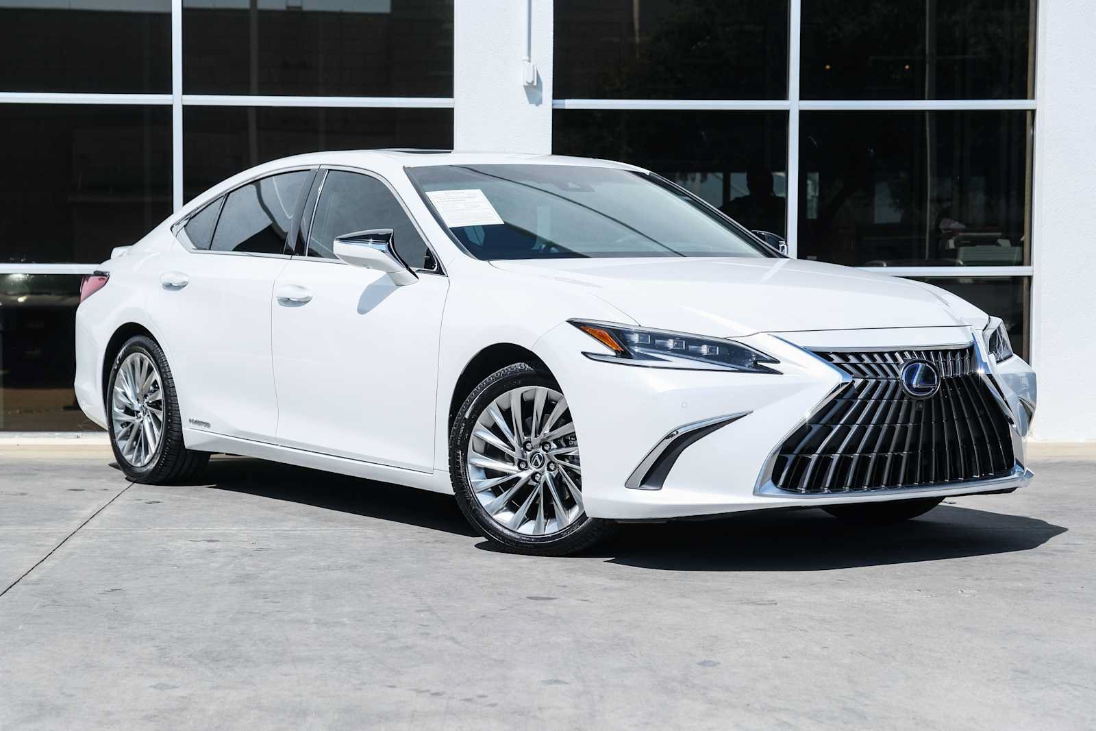 Used 2022 Lexus ES 300h Ultra Luxury w/ Accessory Package 2 FWD image 5