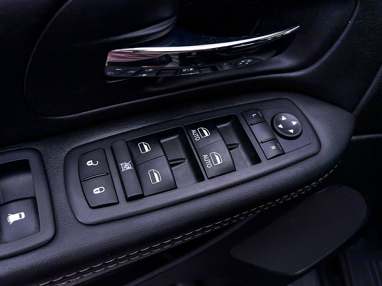 Used 2017 Dodge Grand Caravan SXT w/ Driver Convenience Group image 12