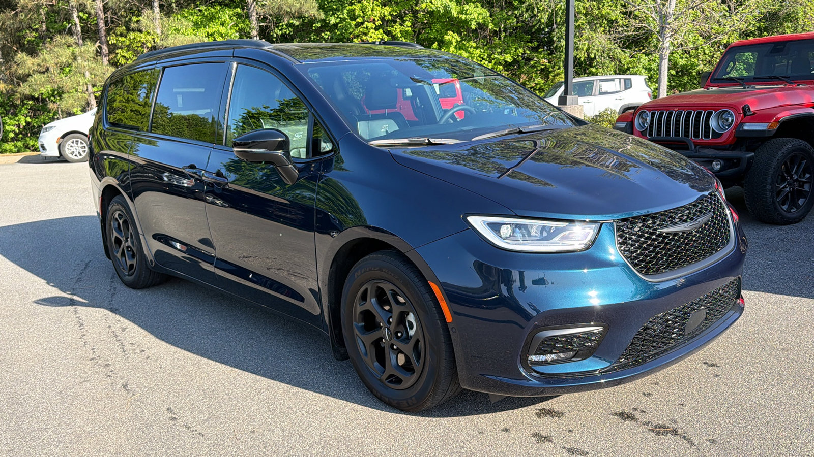Used 2024 Chrysler Pacifica Premium FWD image 5