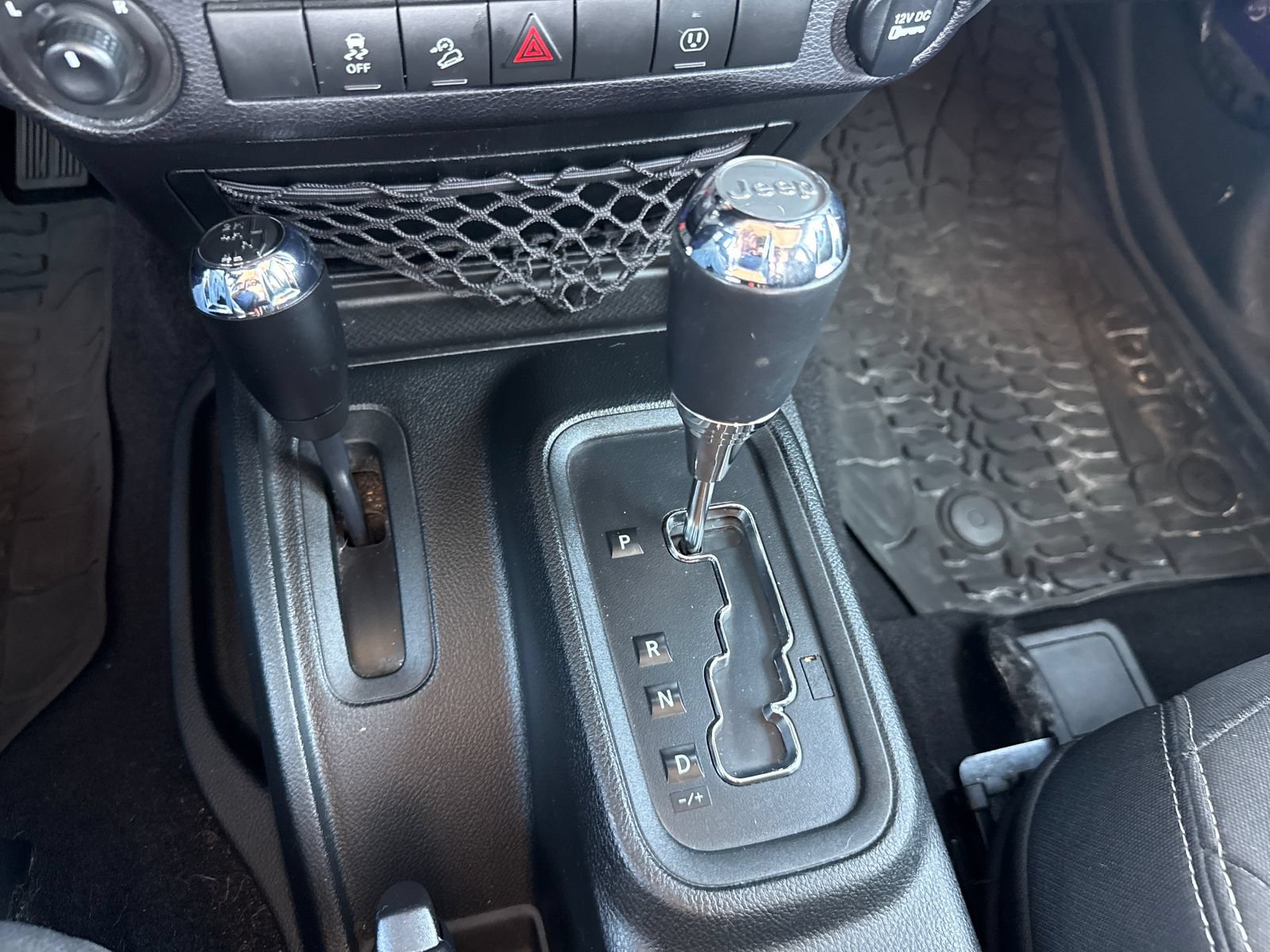Used 2017 Jeep Wrangler Sahara w/ Connectivity Group AWD/4WD image 18