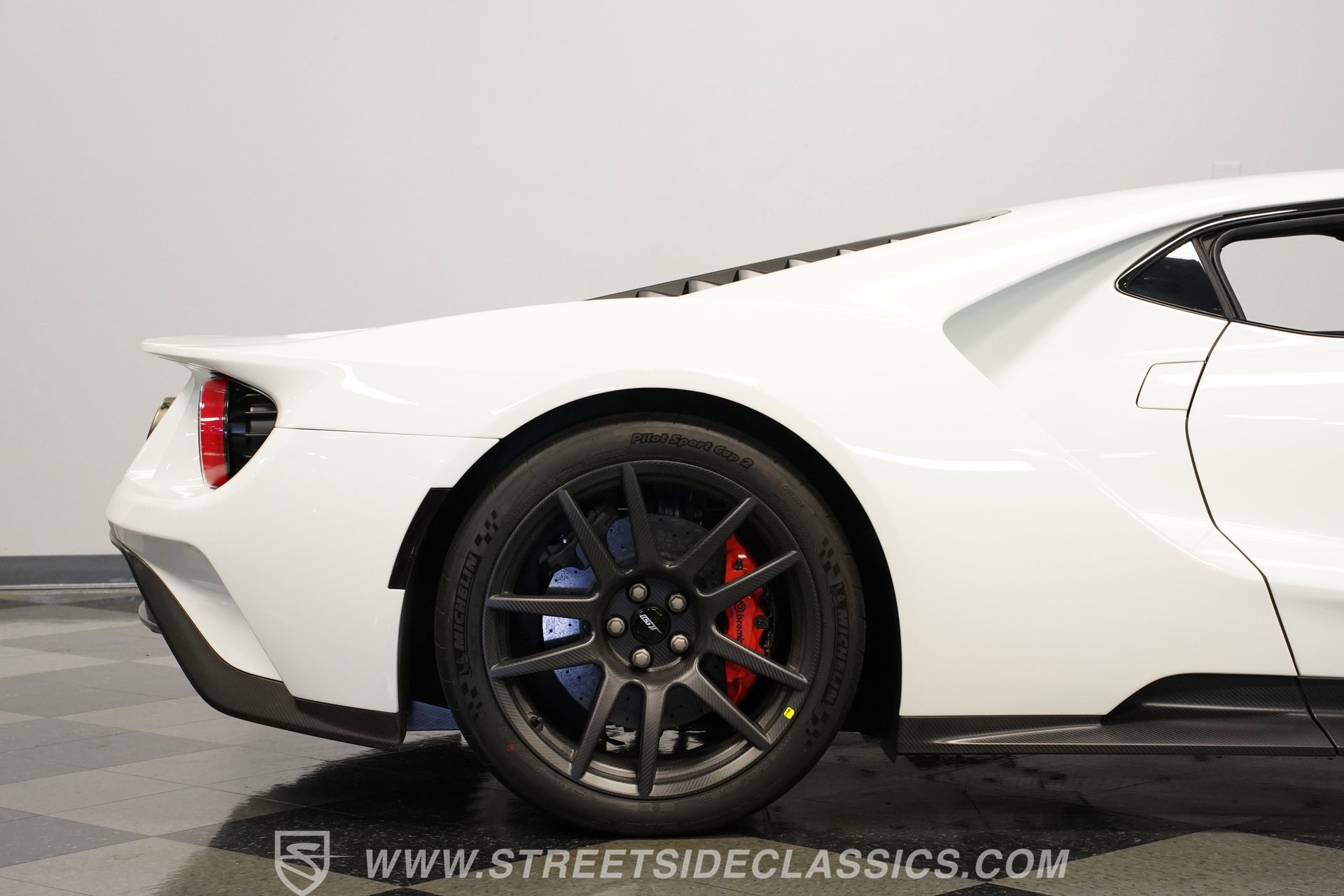 Used 2017 Ford GT RWD image 32