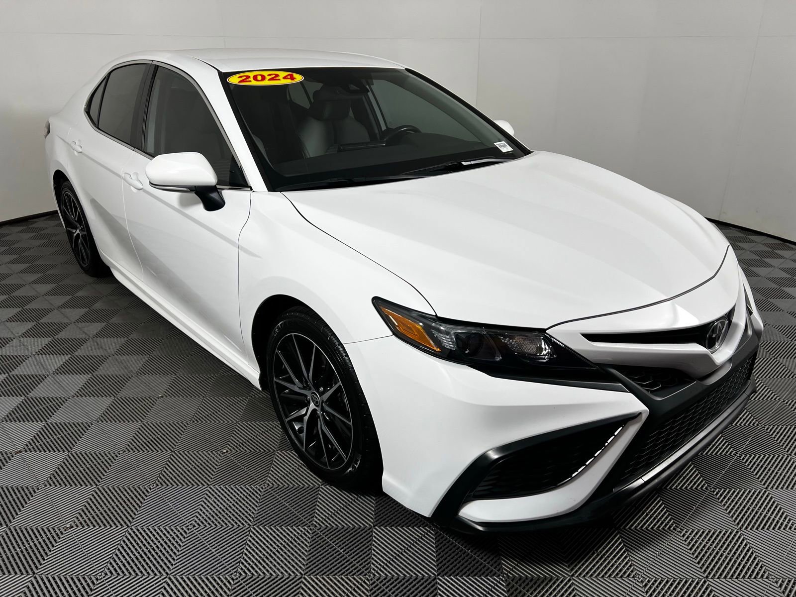 Used 2024 Toyota Camry SE image 3