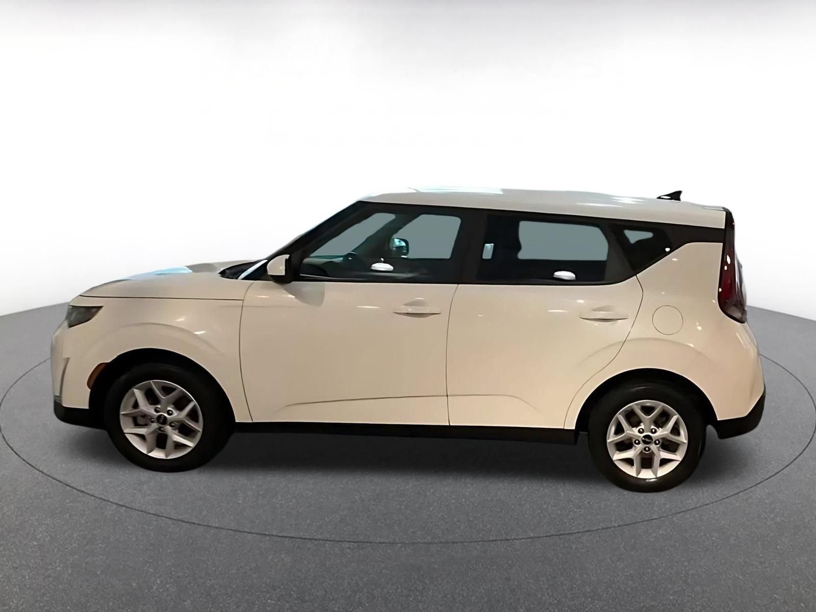 Used 2025 Kia Soul LX w/ LX Technology Package FWD image 9