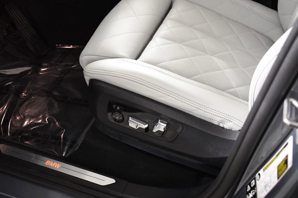 Used 2024 BMW X7 xDrive40i w/ Premium Package image 16