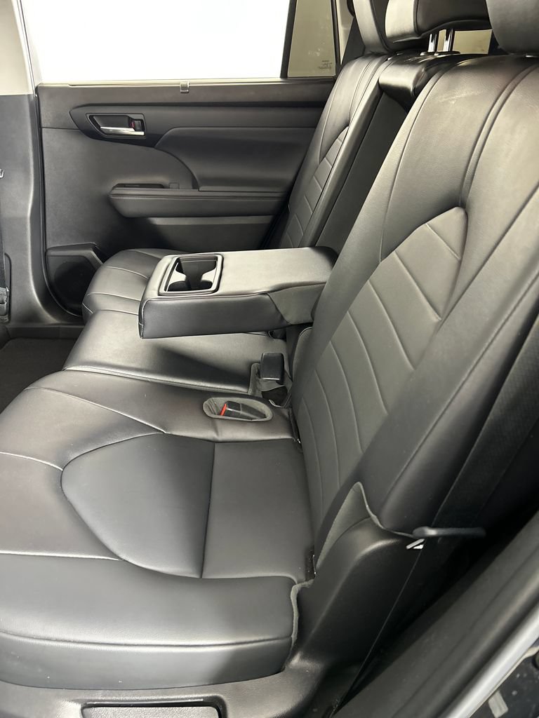 Used 2022 Toyota Highlander XLE FWD image 17